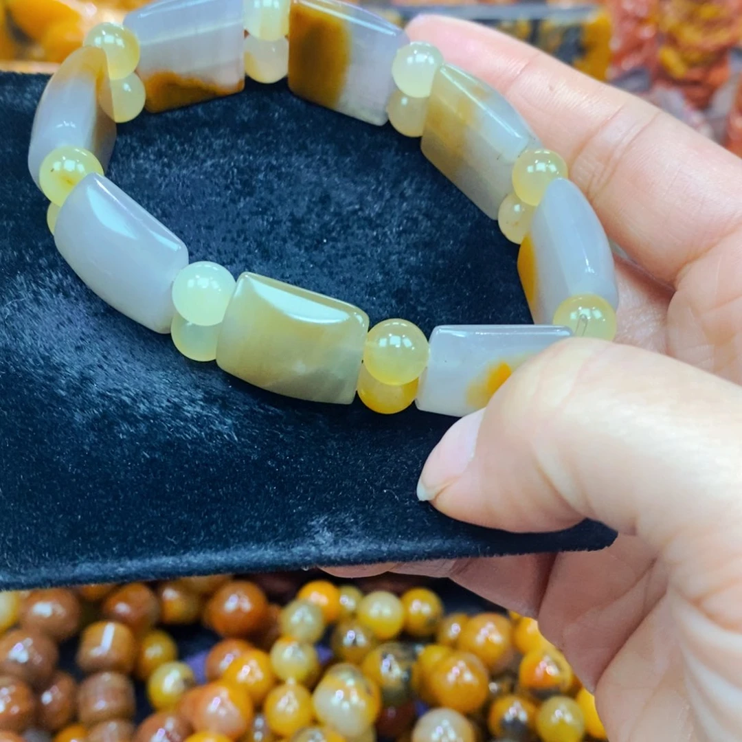 未镶嵌石英质玉（黄龙玉）颈饰