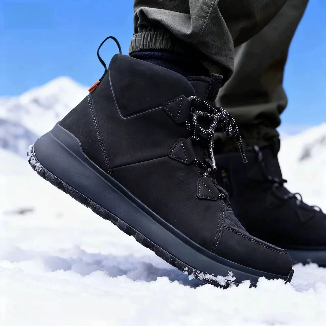 缓震保暖雪地的运动鞋/