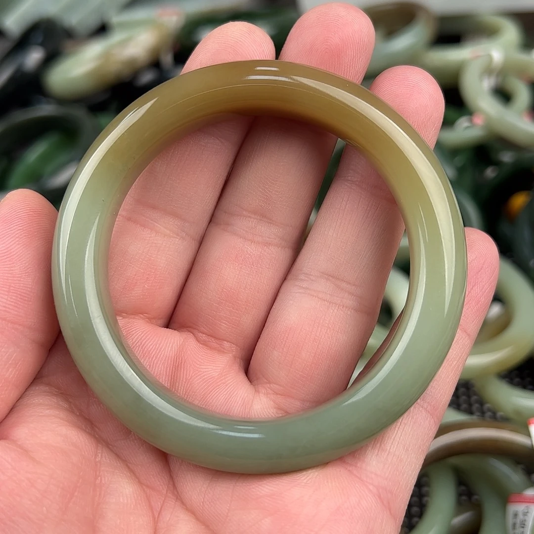 兔***理和田玉未镶嵌手镯