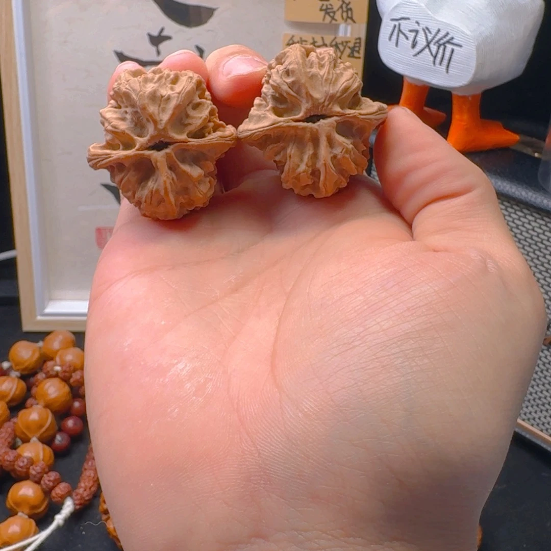 一***咻文玩核桃吊坠3701梨木台