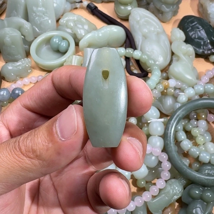 和田玉未镶嵌吊坠(不含链)盔*