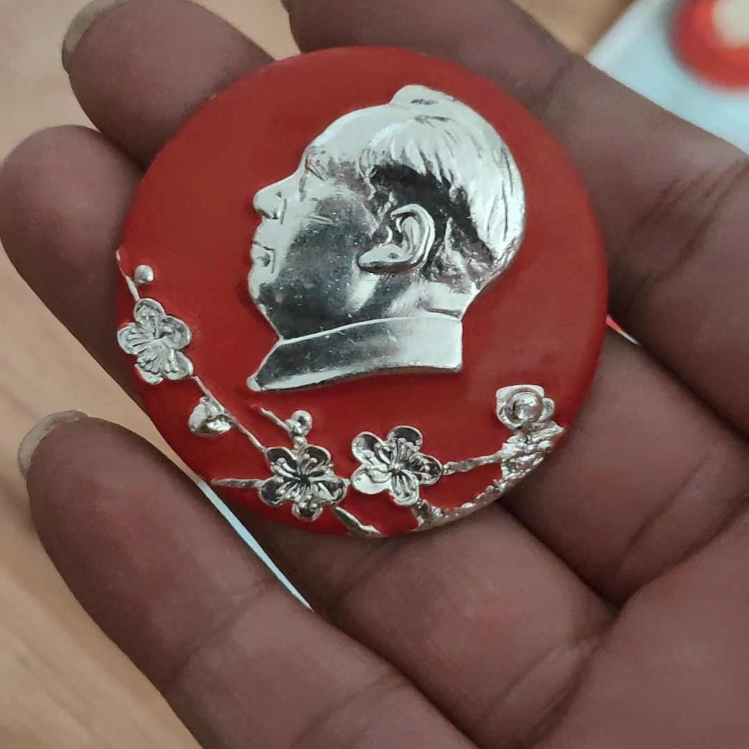 快***：其他普通金属圆形红色人物像章