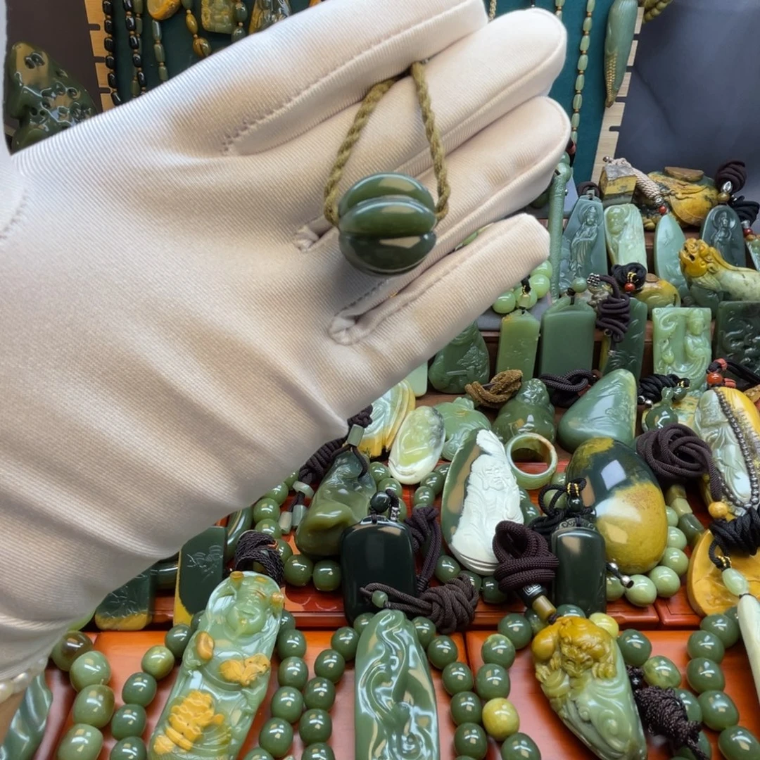 岫岩老玉（透闪石质玉）未镶嵌颈饰