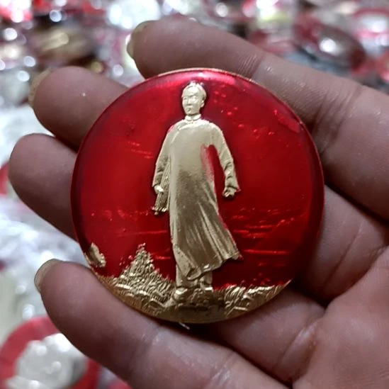 铝用****3圆形红色文字像章原