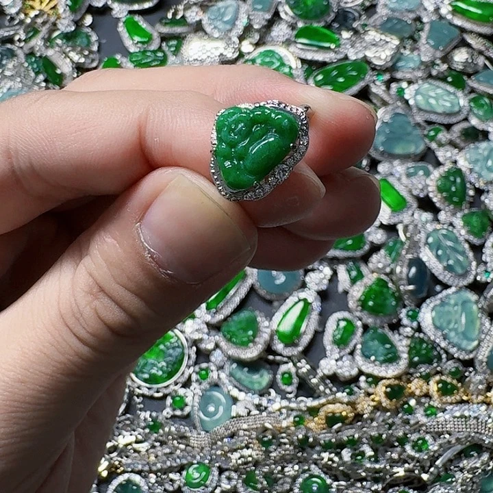 翡翠颈饰未镶嵌天然A货翡翠放漏