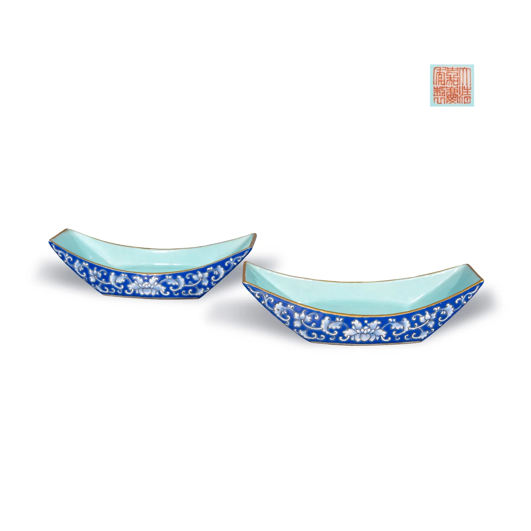 （预展）36.清嘉庆 蓝地粉彩宝相花纹茶船（一对）
