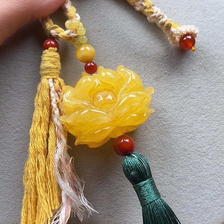 蜜蜡未镶嵌颈饰莲花牌