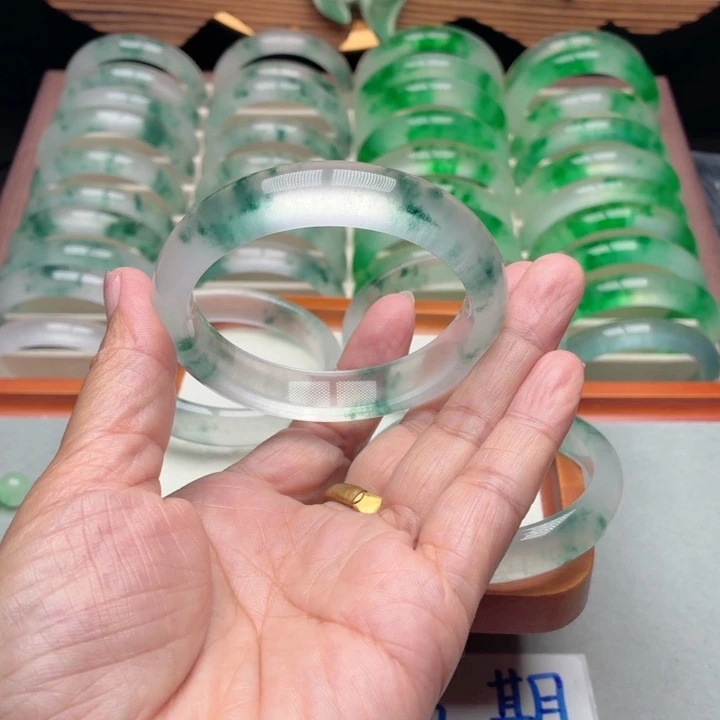 美***枚石英质玉未镶嵌手镯