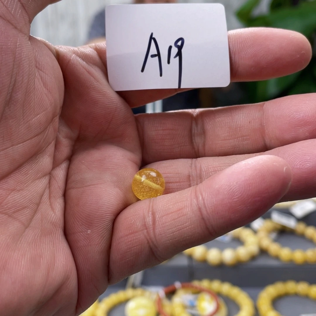 未镶嵌琥珀手链多样性发，发其中一件