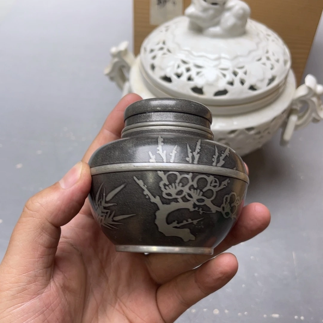 用***7瓷片密密麻麻地铺满
