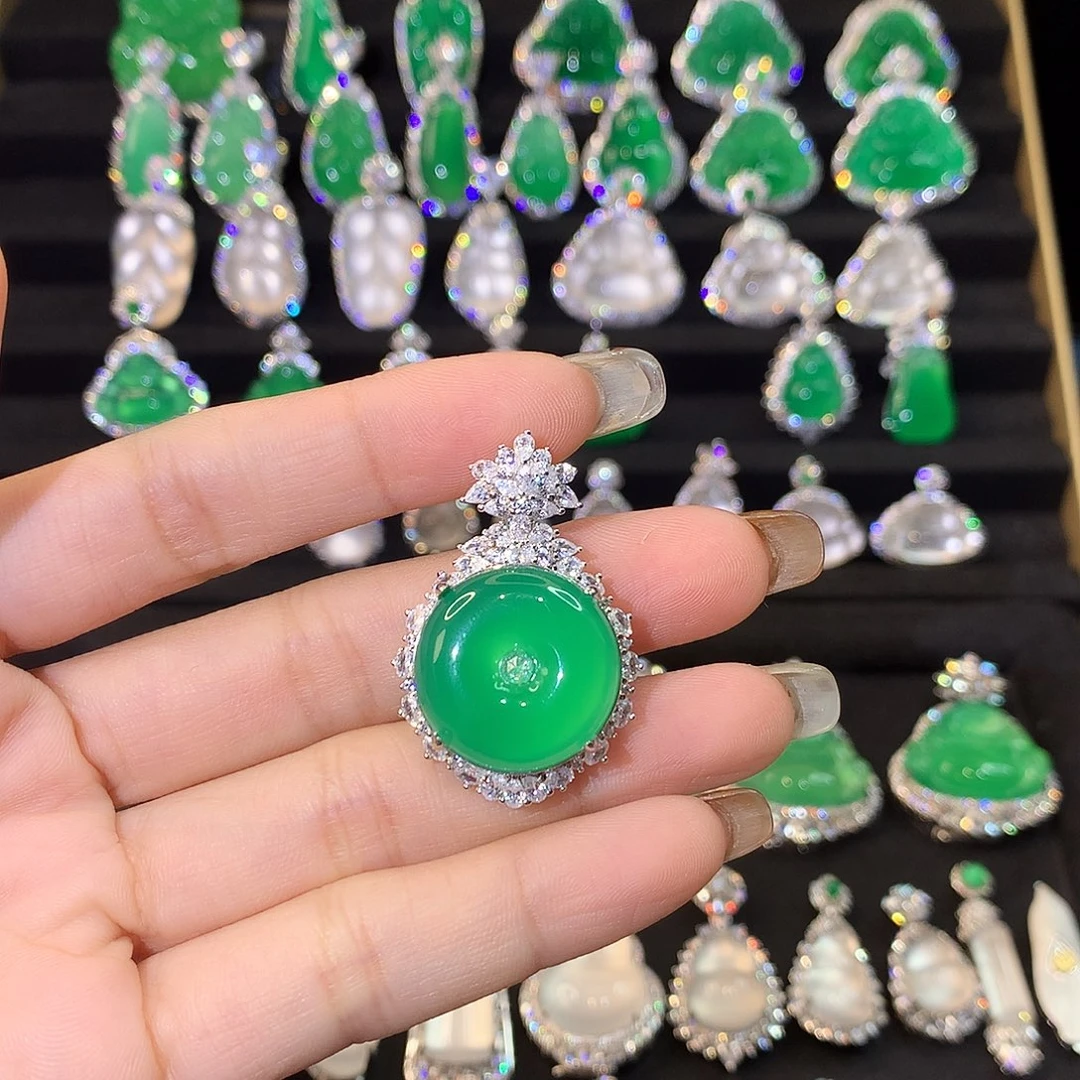 刘****玛瑙/玉髓银S925镀金镶嵌颈饰