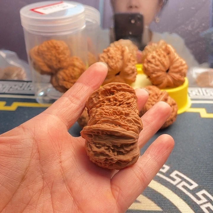 梓*粗糙白纸或淡蓝色条纹纸或