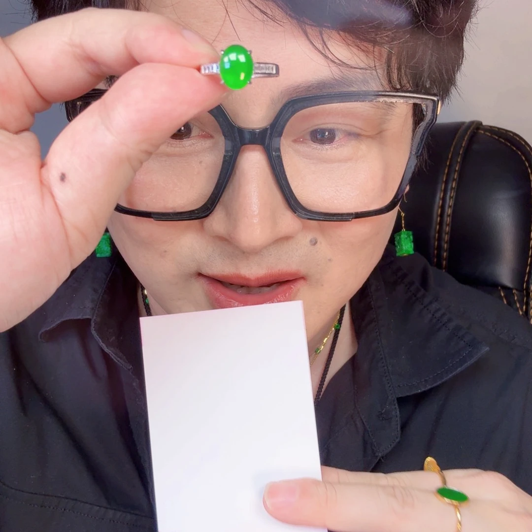 翡翠未镶嵌颈饰一件