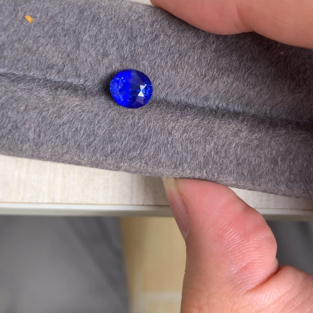 蓝宝石裸石2.82 浓郁矢车菊