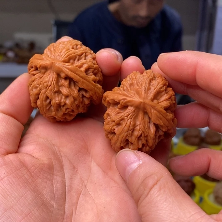 文玩核桃吊坠文玩核桃红锦鲤42～