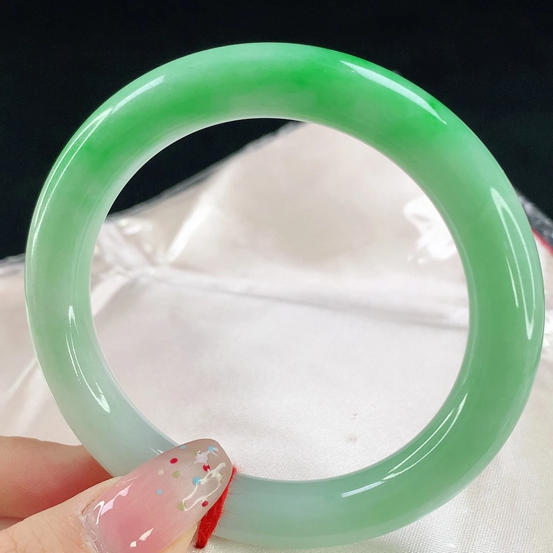 翡翠手镯未镶嵌有皮裂