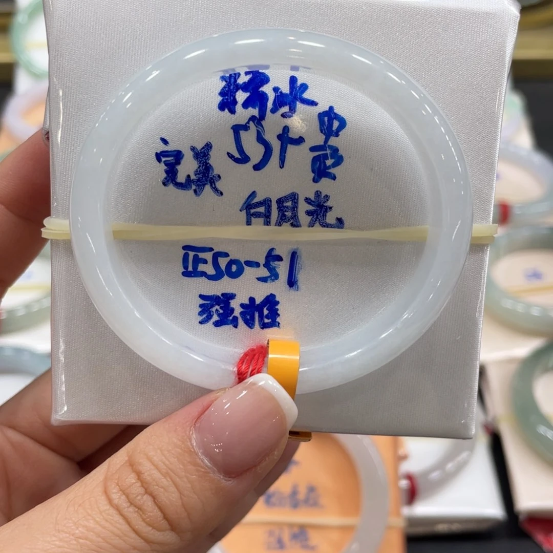 翡翠手镯未镶嵌翡翠