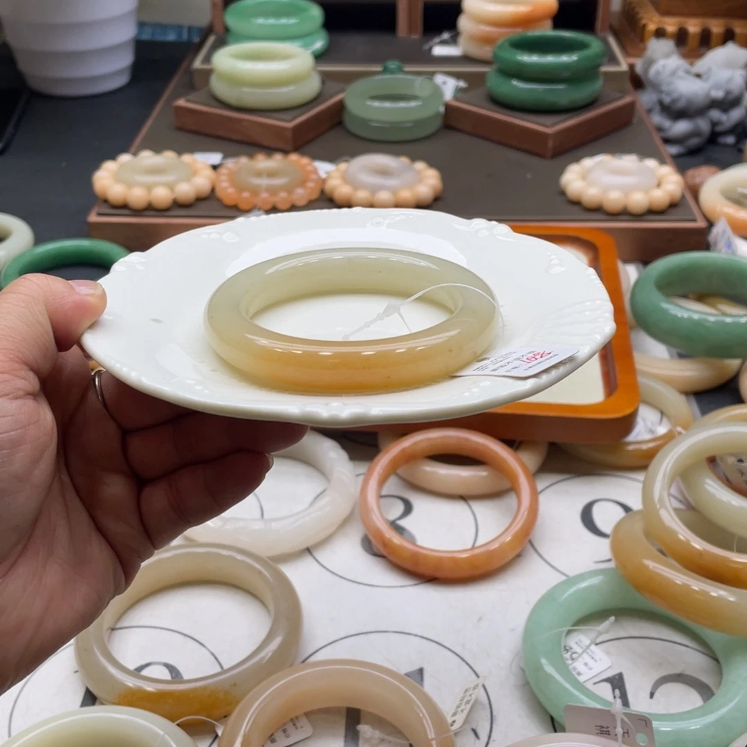 哈***儿石英岩玉未镶嵌手镯