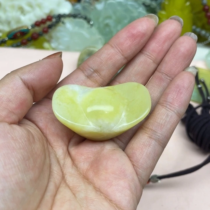 佛***照蛇纹石玉未镶嵌颈饰