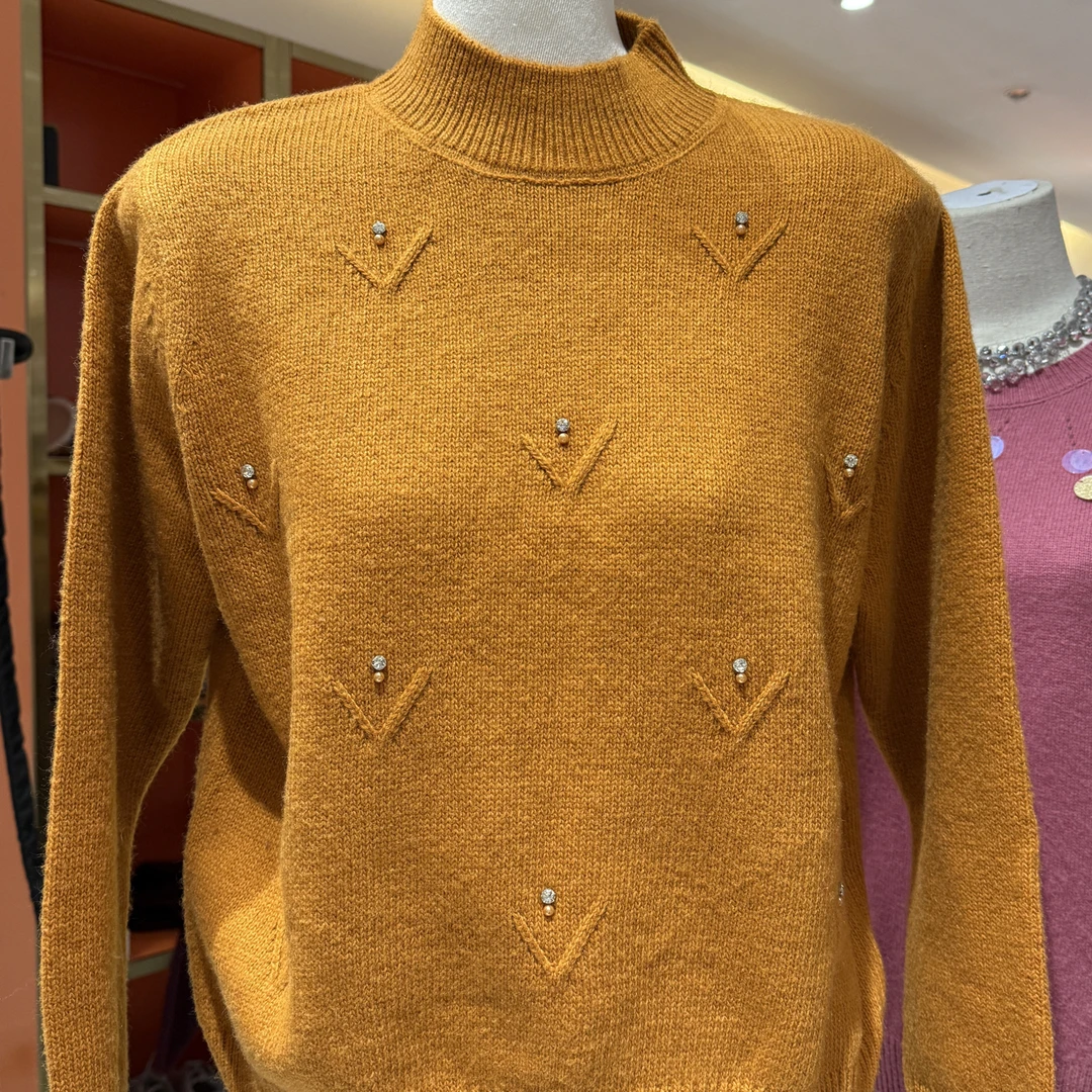 315小v钻珠设计半高领毛衫（705）