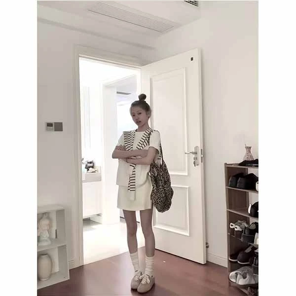 韩系ootd夏日穿搭女休闲慵懒风短袖上衣条纹披肩高腰显瘦短裙套装