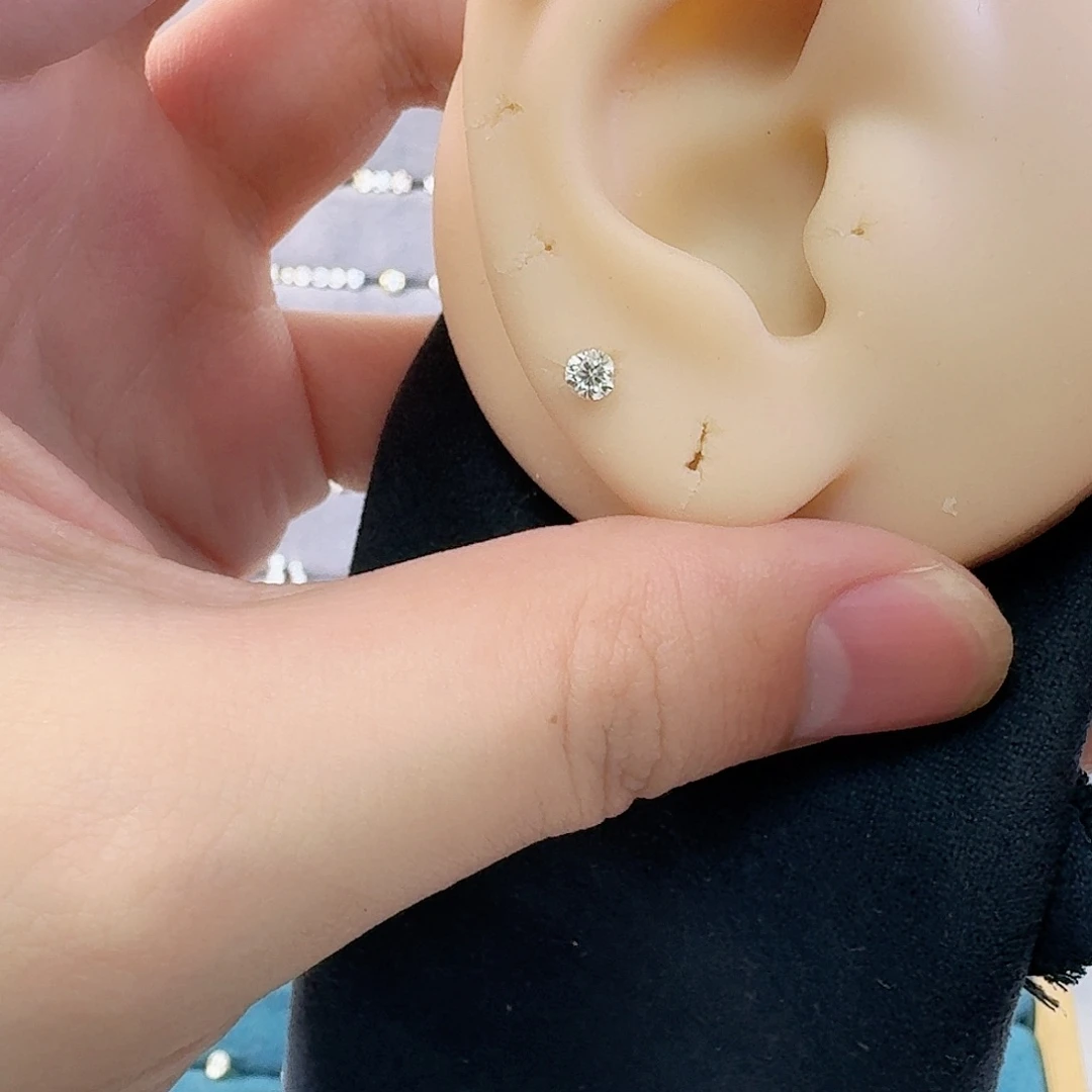 18K金镶嵌耳饰钻石浅金20分螺丝无边镶一只