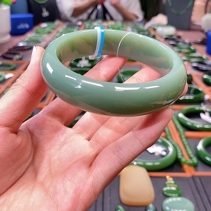 和田玉（碧玉）手镯未镶嵌粉青特细无结构正装