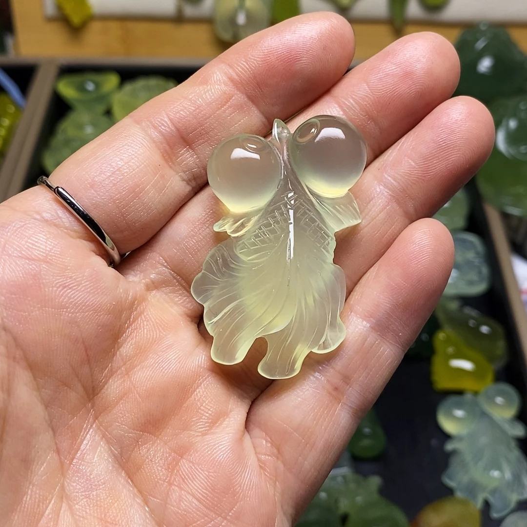 芳***果蛇纹石玉未镶嵌颈饰