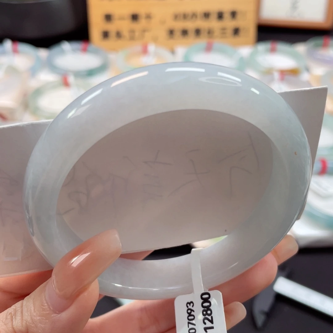 未镶嵌手镯翡翠?**念61.3全条细腻淡晴蓝底