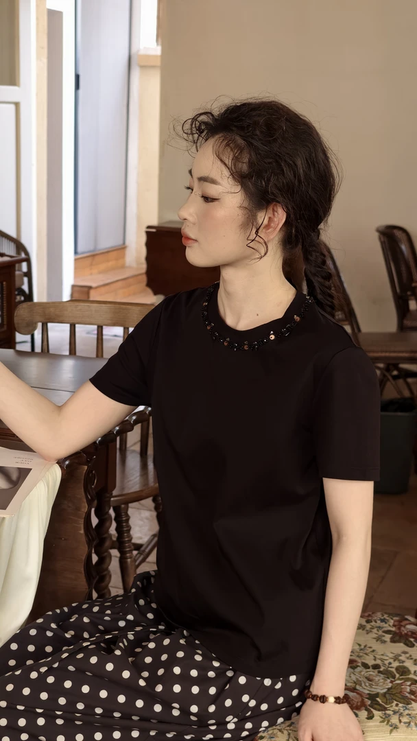 简约轻奢手工钉珠圆领白T恤T17068