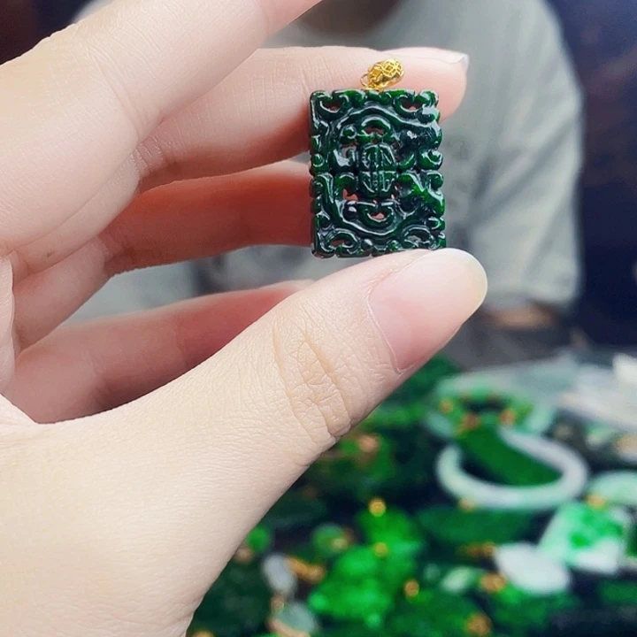 颈饰18K金镶嵌翡翠多样性