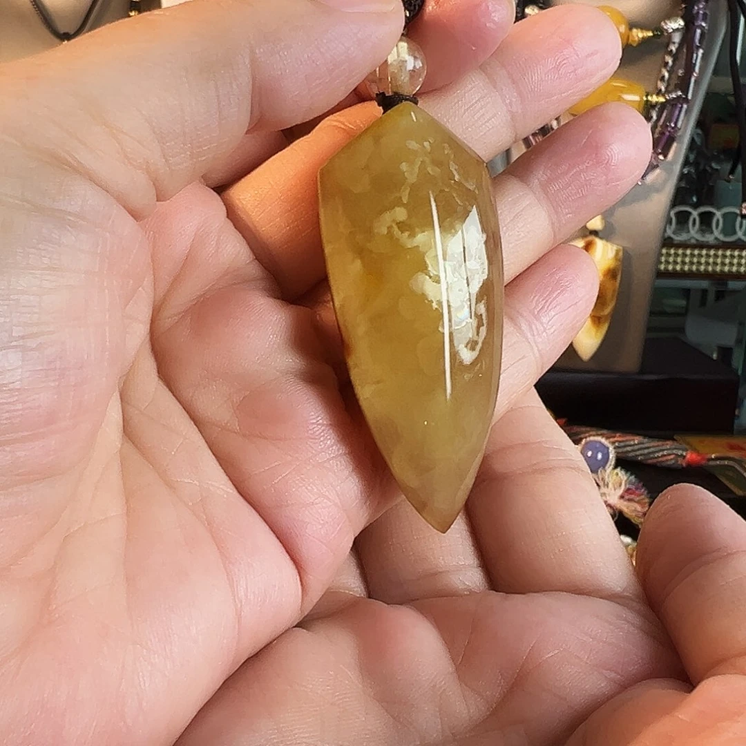 琥珀未镶嵌颈饰琥珀蜜蜡俄料蜜糖红白花盾牌