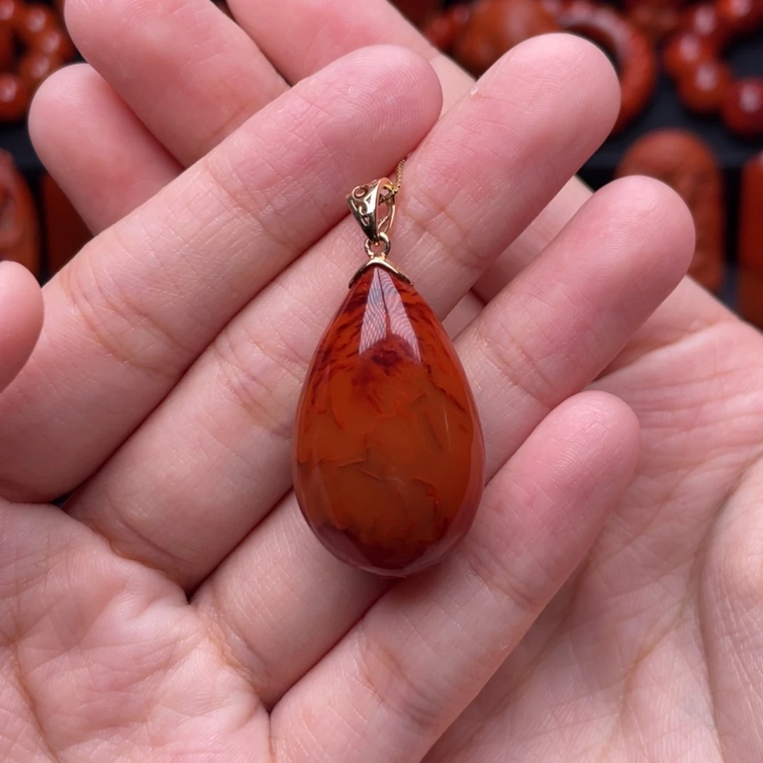 南红玛瑙18K金镶嵌珠宝奇石水滴吊坠