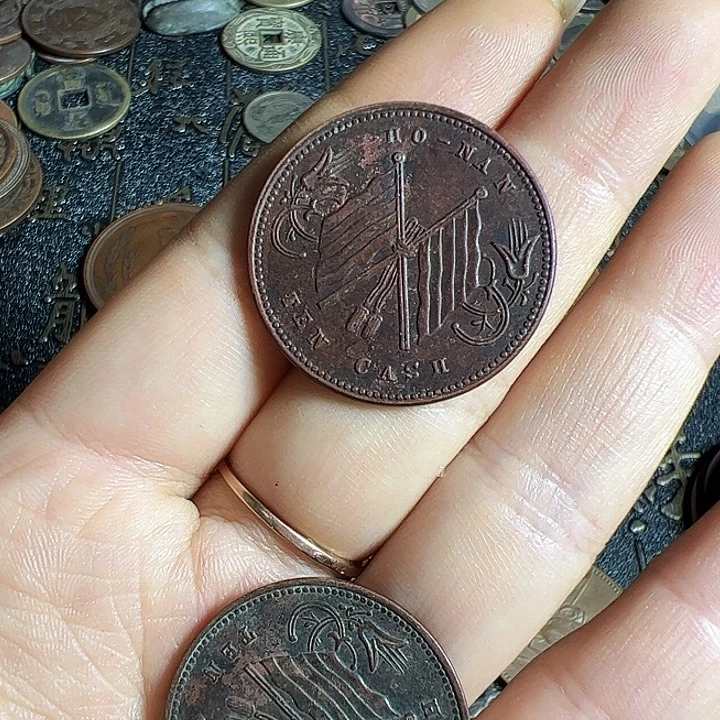 尚***发两个铜币工艺品摆件