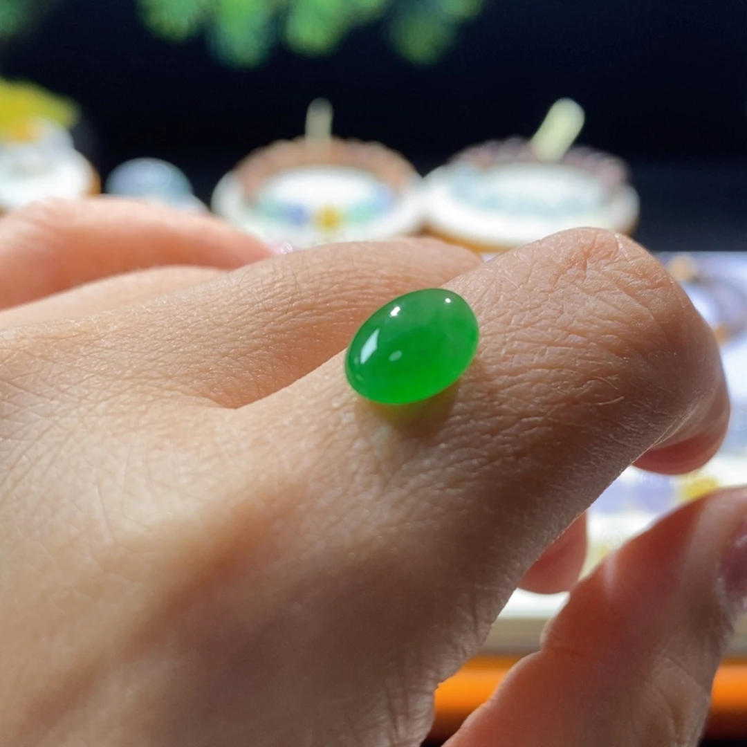 翡翠未镶嵌颈饰冰阳绿蛋面