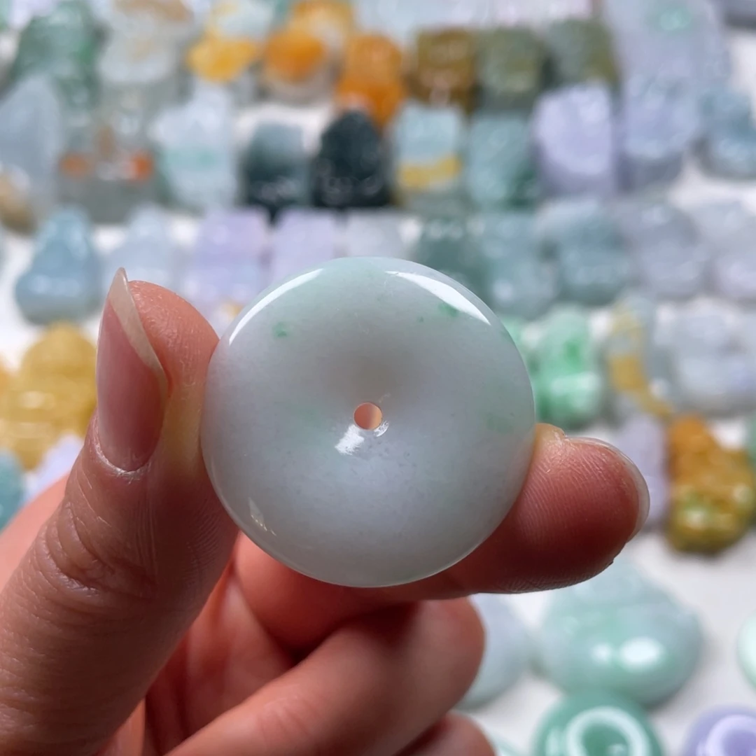 翡翠吊坠(赠链)未镶嵌