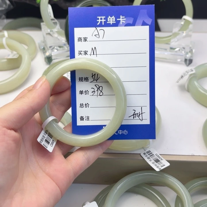 和田玉手镯未镶嵌M****e