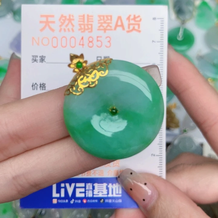翡翠18K金镶嵌颈饰扣