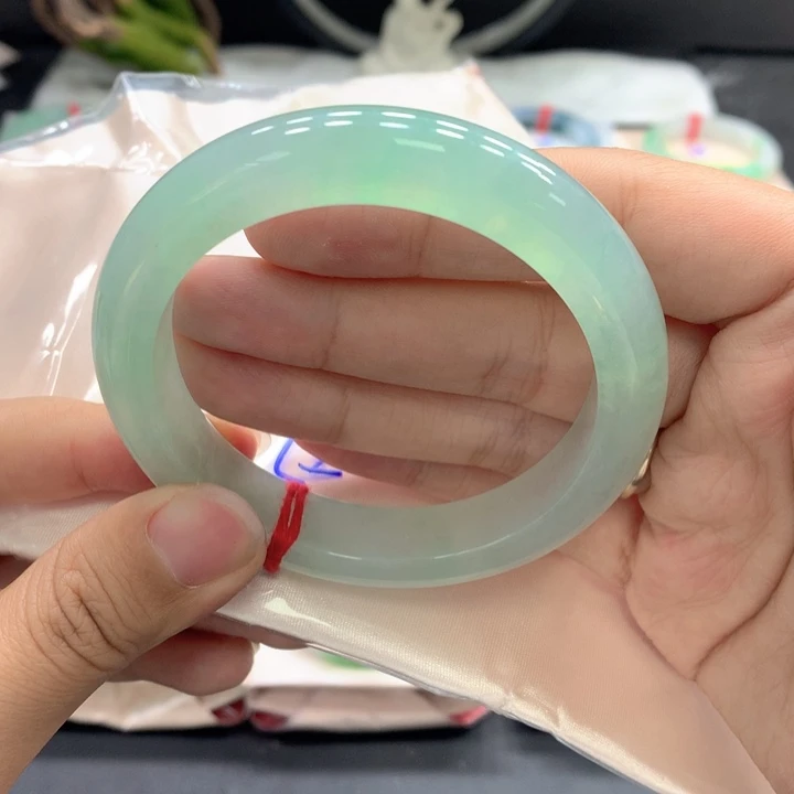 翡翠手镯未镶嵌翡翠