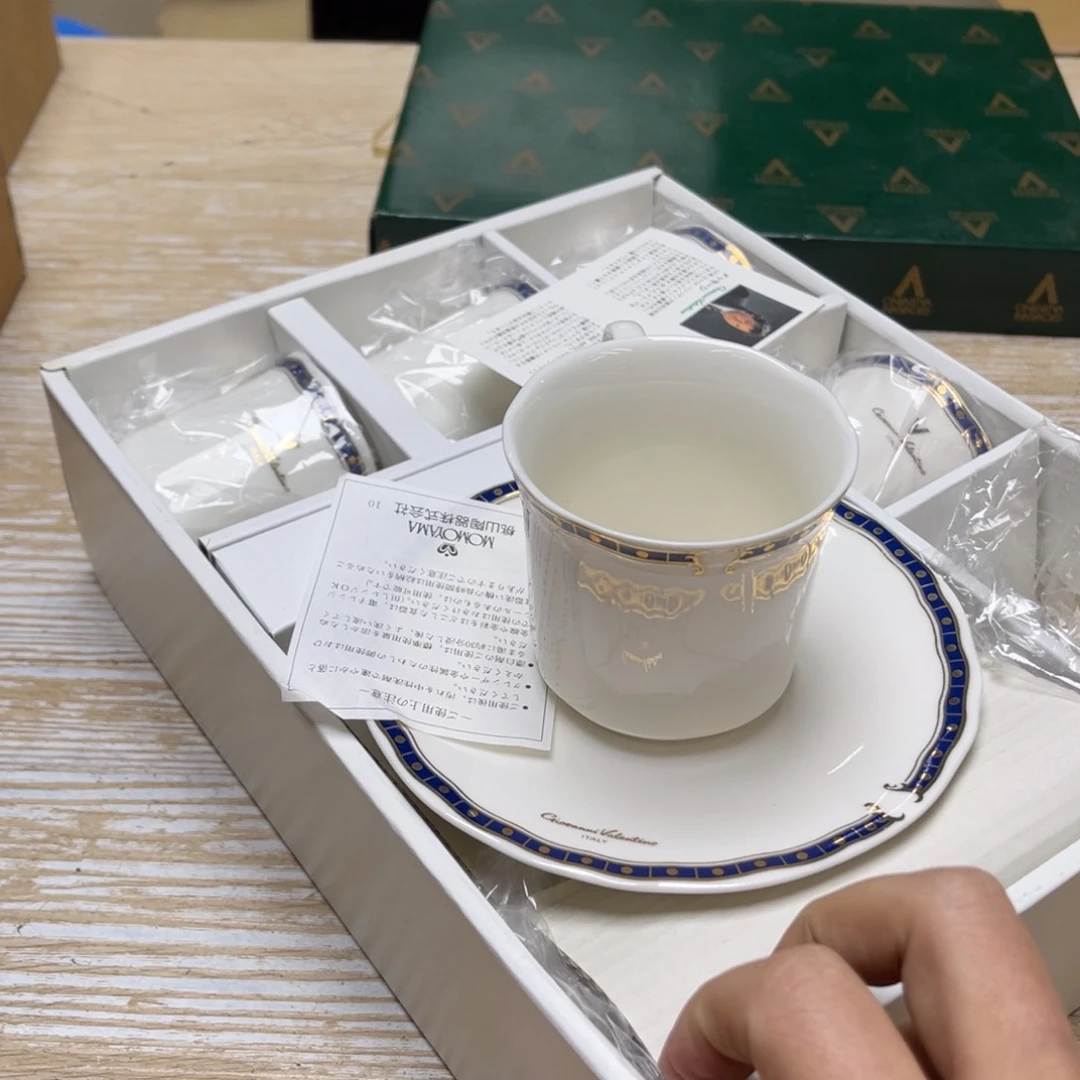瓷片密密麻麻地排列着一个大