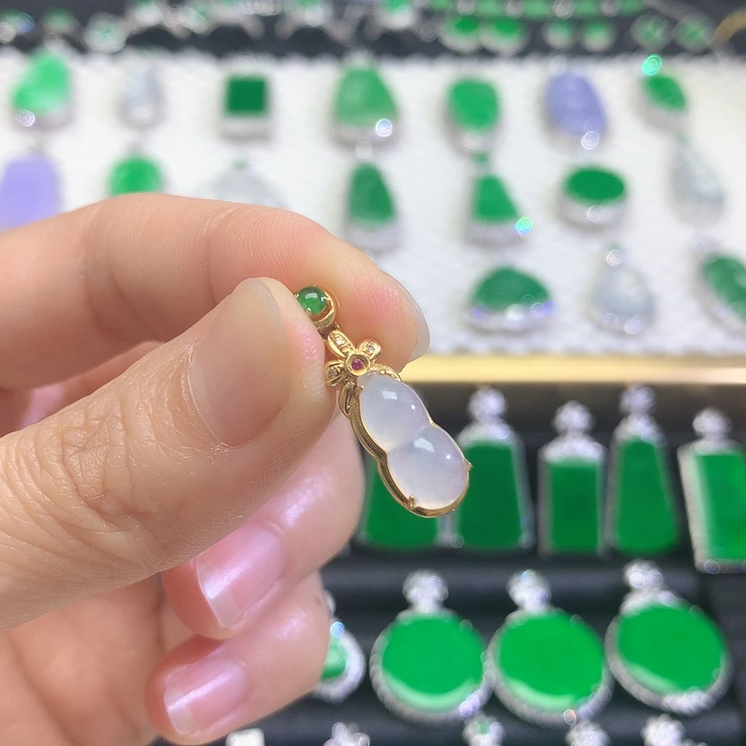 颈饰18K金镶嵌翡翠吊坠