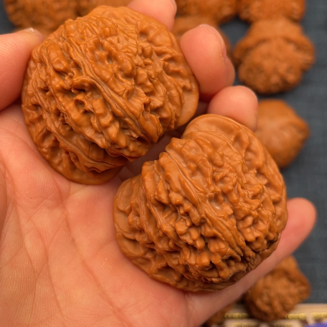 文玩核桃把件45全品红皮老树山地楼