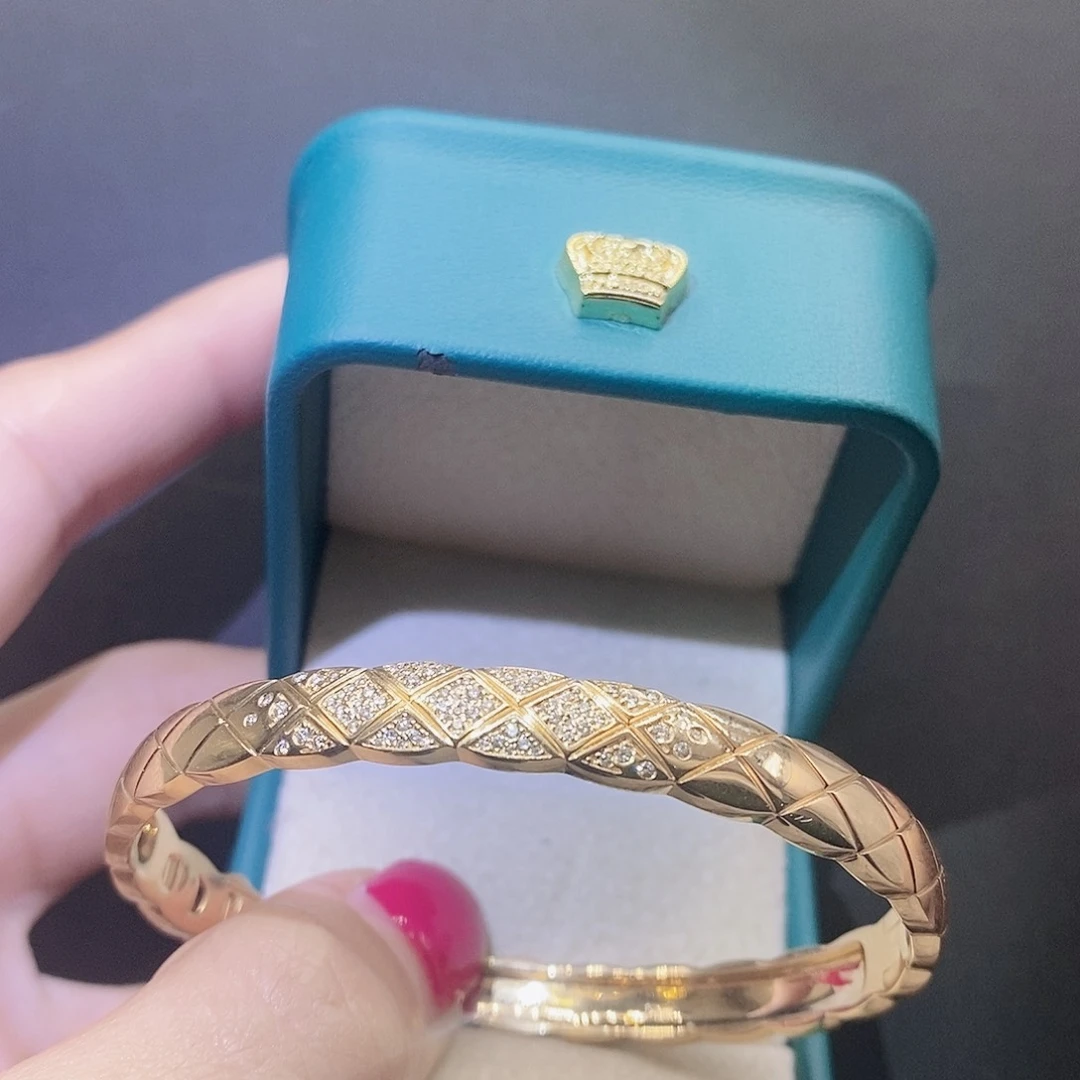 钻石手镯18K金镶嵌菱格手镯宽半钻k黄17