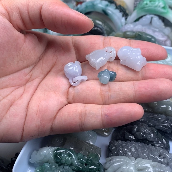 颈饰未镶嵌翡翠桃*儿