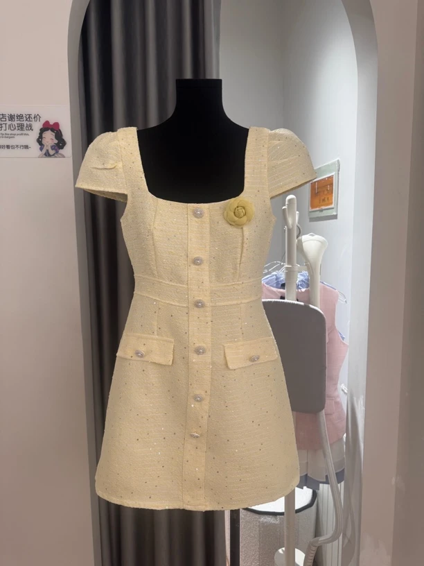 小盖袖胸前钻扣连衣裙