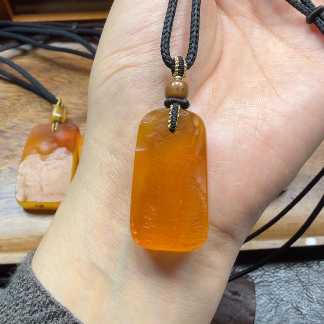 琥珀未镶嵌吊坠(赠链)