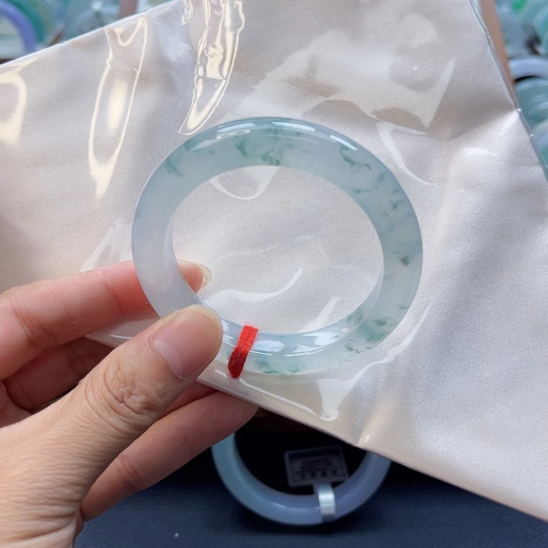 翡翠手镯未镶嵌翡翠手镯