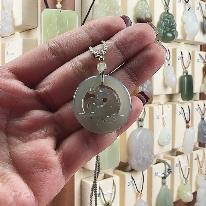 和田玉颈饰未镶嵌棒****?