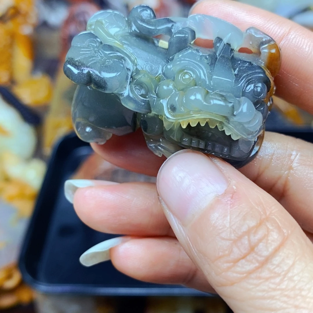 石英质玉（黄龙玉）未镶嵌颈饰