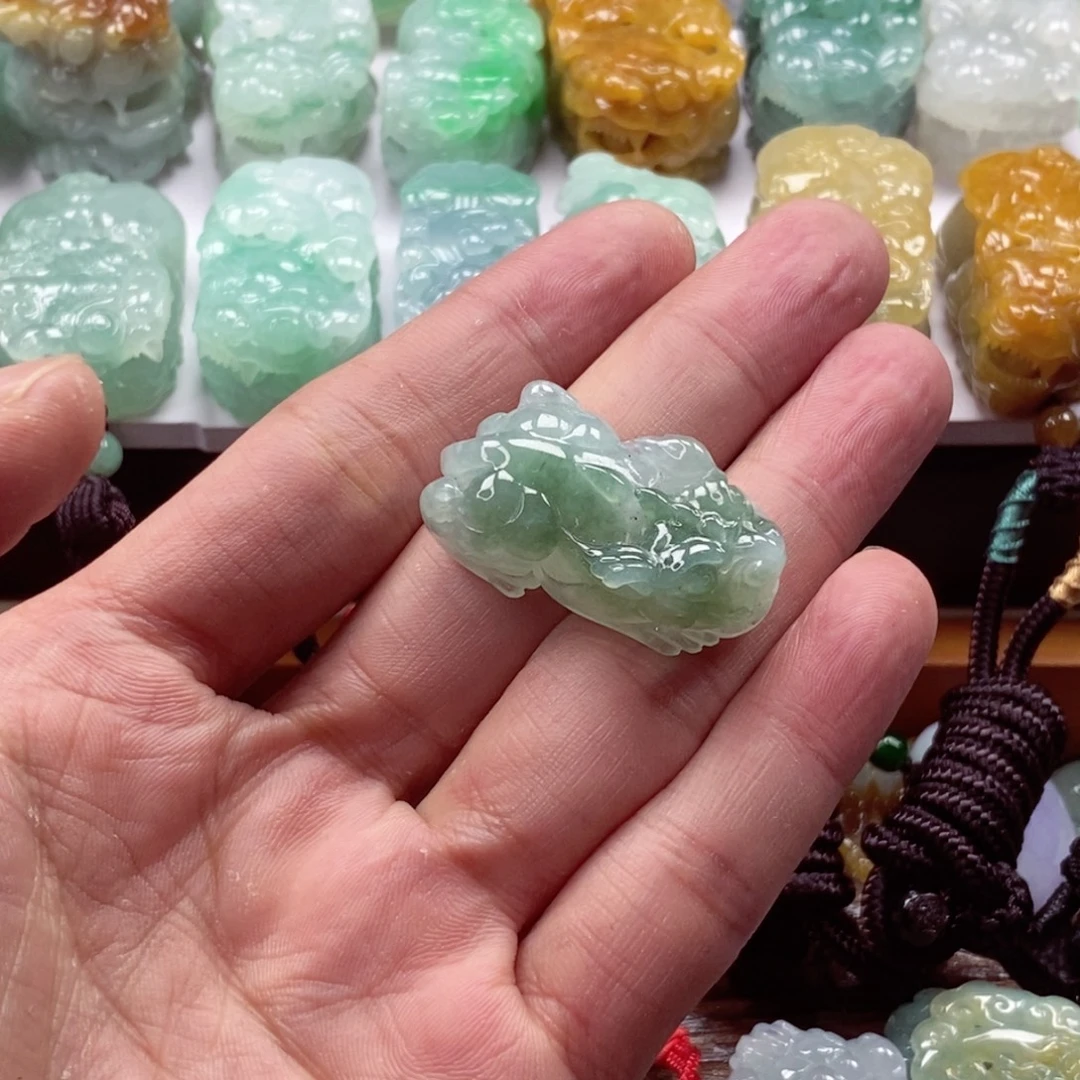 翡翠未镶嵌颈饰貔貅